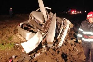 Accident grav în apropiere de Gheorghe Doja. Autoturism încolăcit pe un stâlp de electricitate.
