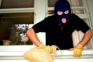 Reţinut de poliţişti după ce a furat din Germania bani şi bunuri de peste 20.000 de euro