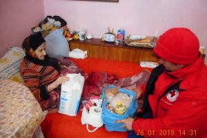 Crucea Roşie îngrijeşte la domiciliu 30 de bătrâni