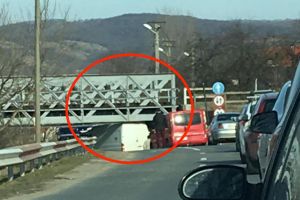 FOTO – Maşină înţepenită sub podul de cale ferată pe strada Viitorului