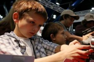 De ce atâtea arme şi masacre în Statele Unite? Atât de şantajabili sunt Congresul şi Trump