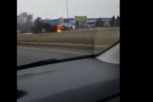 O masina a luat foc langa Metro Ploiesti