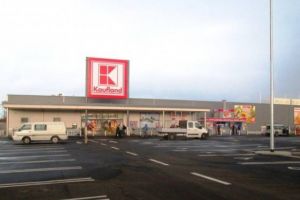 Fetita lovita de masina in parcarea de la Kaufland Vest