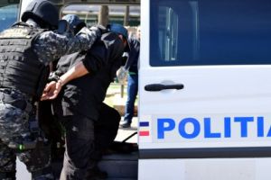 Falsificatori de bani arestaţi