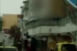 Caz HALUCINANT în ROMÂNIA. Un BĂRBAT a fost surprins în timp ce cădea în GOL de la etaj