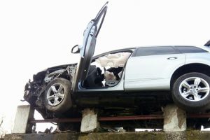 Barbat ranit dupa ce a intrat cu masina in parapetii unui pod, la Bucovat