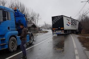Un TIR şi o cisternă s-au ciocnit la Valea Voievozilor! O persoană a fost rănită