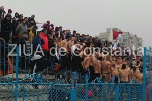 Imagini de la eveniment  Suporteri ai Academiei Rapid, la bustul gol in tribuna stadionului Portul din Constanta. Incidente la sosire (galerie foto-video) 