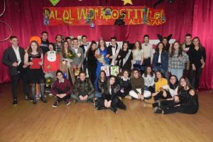 FOTO: Colegiile din Cugir şi-au împărţit titlurile de cei mai buni  la ”Balul Îndrăgostiţilor”. Elena Simon şi Daniel Tatu au câştigat trofeele de Miss si Mister