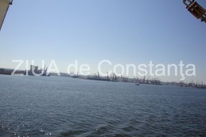 Un pescador turcesc s-a scufundat in Portul Constanta. In zona a fost instalat baraj antipoluare 