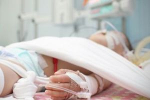 TRAGEDIE la Baia Mare. Un bebeluş a MURIT după ce s-a ÎNECAT cu LAPTELE MAMEI. Accientul, petrecut la SPA