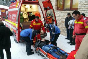 Un copil şi doi adulţi răniţi la schi, salvaţi prin intervenţia jandarmilor