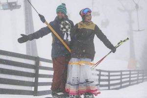 FOTO INEDIT – Nuntă pe pârtie la Arena Platoş din Păltiniş. La propriu!