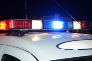 ATENȚIE, un BĂRBAT foarte PERICULOS este LIBER pe STRĂZI. Și-a ARUNCAT TATĂL de la etajul trei 