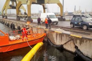 INCIDENT NAVAL în portul Constanţa. PESCADOR SCUFUNDAT lângă mal 