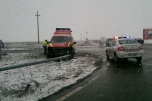 Ambulanţă SMURD, care transporta un pacient, implicată într-un accident. Trei paramedici, răniţi