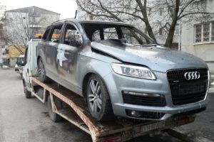 ULTIMĂ ORĂ: Maşina unui fost poliţist a ars ca o torţă în parcare, azi-noapte