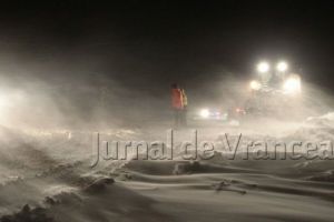 Iarnă grea în judeţ! O ambulanţă şi trei autoturisme, blocate, sâmbătă seara, în nămeţi