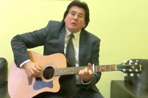 Dedicatie de la Nicolae Robu, pentru hateri! Edilul s-a filmat cantand o poezie