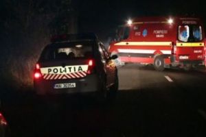 Beţi şi cu chef de harţă au intrat, intenţionat, în plin în maşina Poliţiei care încerca să le bareze calea