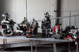 FOTO. Motociclete dezmembrate şi un scuter, căutate de autorităţile din Italia, descoperite la Petea