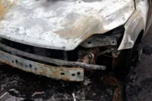 Focsani: Autoturism de lux aparţinând unui fost poliţist incendiat cu cocktail Molotov 