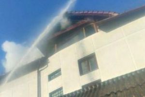 Acoperisul unei case din Baia Mare, distrus de incendiu (FOTO)