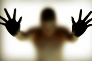 UN COPIL de 13 ANI, OMORÂT de un AGRESOR DIABOLIC. Victima, TORTURATĂ şi FORȚATĂ să doarmă în CUȘCĂ