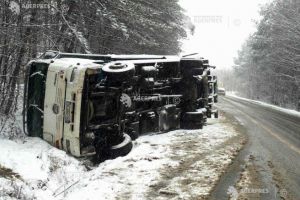 Masina lovita de tren in Prahova, la Aricestii Rahtivani. Un copil de 3 ani si mama acestuia, transportati de urgenta la spital