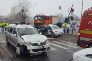 FOTO – Maşină de poliţie tamponată de o şoferiţă care a trecut pe roşu pe Malului