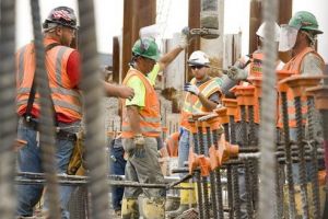 Candidaţi şi locuri de muncă în construcţii şi transporturi