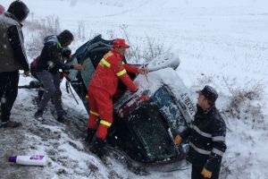 FOTO Maşină răsturnată pe DN14. O persoană rănită