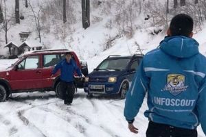 „Distracţie” cu zăpadă şi şoferi nepregătiţi, pe drumul spre Straja