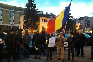 Bistriţenii, alături de DNA. Manifestanţii au scandat: Tudorele, demisia!
