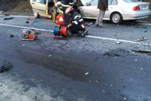 Accident rutier grav in judetul Cluj. Un autoturism si un TIR, implicate. Doi morti si mai multi raniti (galerie foro) 