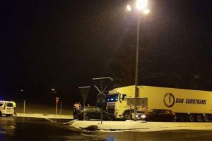 FOTO Accident pe DN1 la Mohu. O maşină a plonjat peste sensul giratoriu