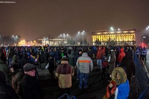 VIDEO Proteste în Bucureşti, Sibiu şi alte oraşe din ţară. Mii de oameni în stradă