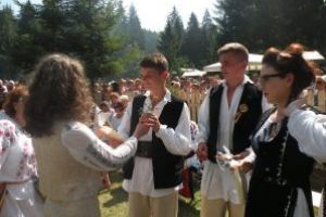 Daruri de iubire de altădată – păpuşi de caş, inimioare de turtă dulce, batiste brodate şi casete pictate