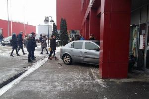 Era să intre în Mall cu tot cu maşină