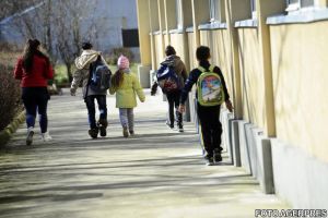 Vreme aprigă: Şcoli închise, luni şi marţi, în mai multe judeţe, inclusiv în Capitală