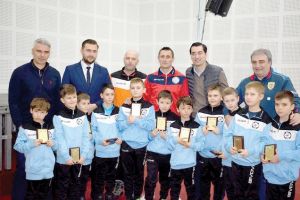 Preşedintele FRF, în mijlocul copiilor din Vaslui