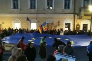 Steagul UE desfăşurat la Cluj-Napoca în cadrul protestului de duminică