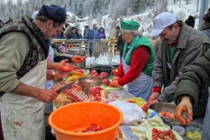 O echipă din Alba a câştigat marele premiu al Festivalului „Pomana porcului”, desfăşurat într-o staţiune din Covasna