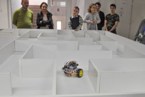 Minirobotii construiti de viitorii ingineri s-au intrecut la Timisoara