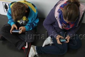Dependenţa de telefon poate ruina copilăria