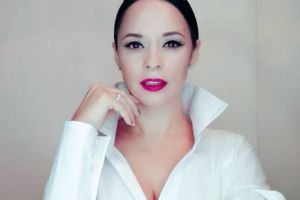 Andreea Marin, GOALĂ şi acoperită doar de pene albe. Mai mult, „Zâna” şi-a lăsat SÂNII LA VEDERE! Galerie Foto INCENDIARĂ 