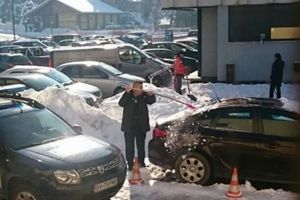 Domnule primar, este firesc ca agenţii plătiţi din bani publici să cureţe maşina personală a şefului Poliţiei Locale?