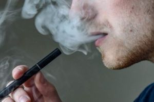 Foloseşti ȚIGARA ELECTRONICĂ? Trebuie să te OPREȘTI ACUM! Care sunt pericolele utilizării acesteia, ASCUNSE de producători. News Alert