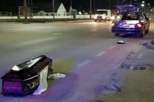 Scene horror, în trafic: Un sicriu a căzut din maşina mortuară cu tot cu mort (VIDEO)