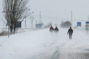 Cod portocaliu de ger şi ninsori, în jumătate de ţară. Şcolile din Capitală şi mai multe judeţe, închise luni şi marţi. Mai multe drumuri, blocate. UPDATE
